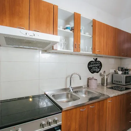 Florio - Garden & Free Parking Apartment Trogir