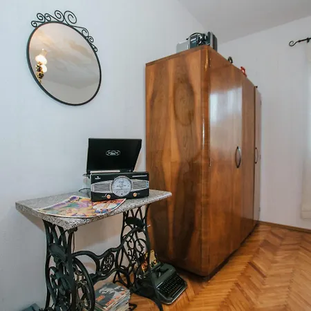 Florio - Garden & Free Parking Apartment Trogir